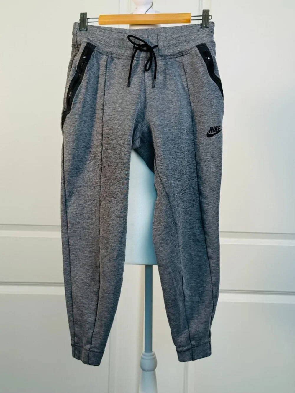 NIKE Tech Fleece Jogger Sweatpants Gray/Black Zip Pockets Women’s Size Small